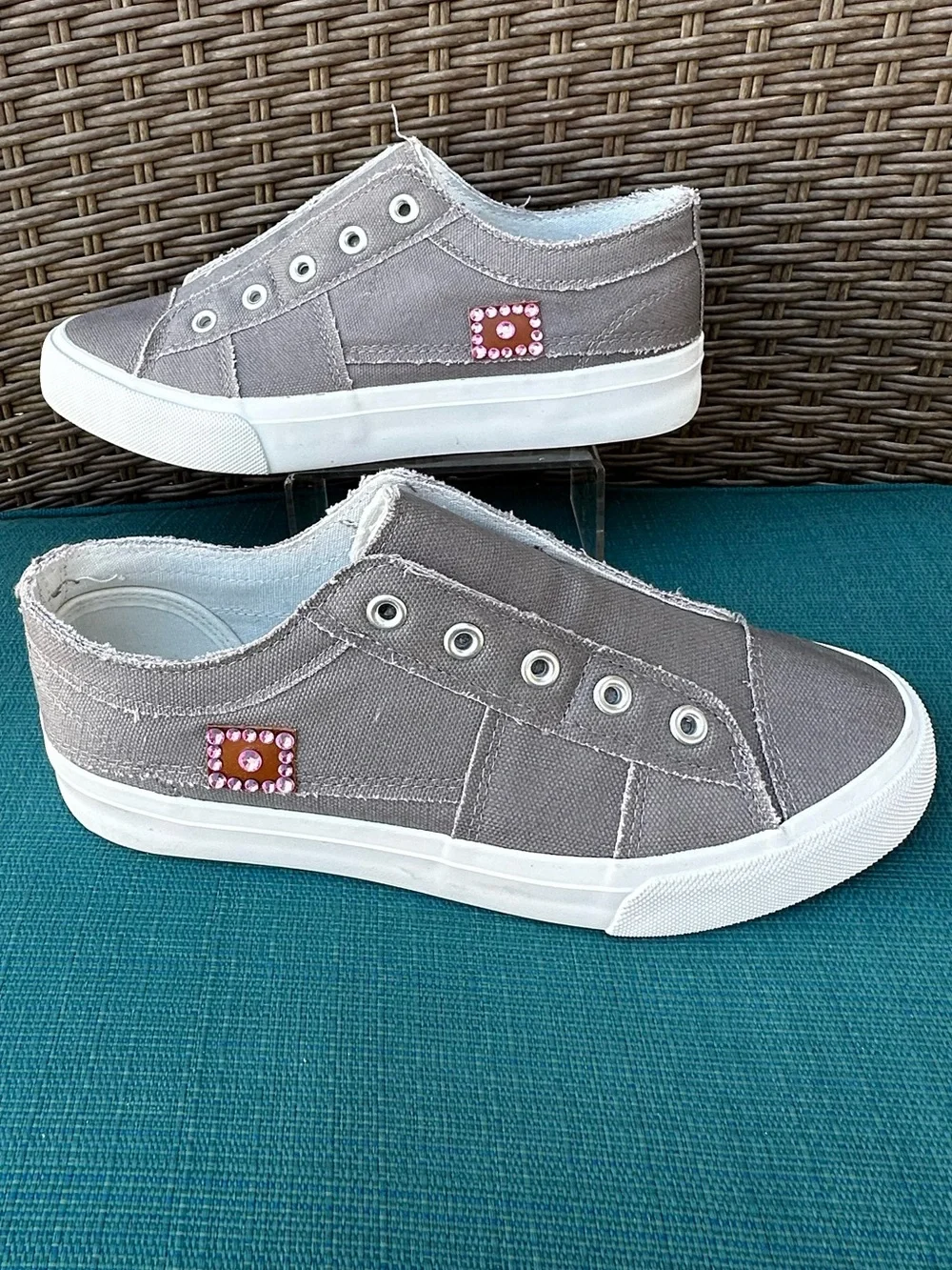 Women’s Casual Slip-On Canvas Flats in Gray with pink rhinestones size 6 1/2–7